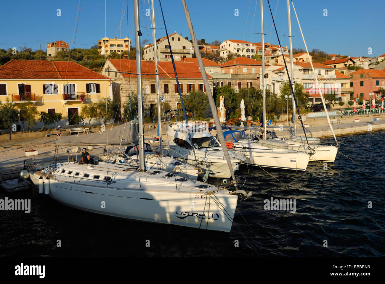 Barche a vela sul lungomare a Sali su Dugi Otok, costa dalmata della Croazia Foto Stock