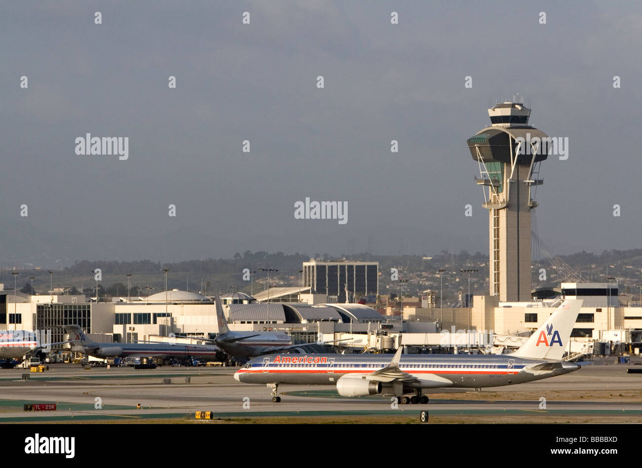American Airlines Boeing 757 di rullaggio sulla pista di LAX in Los Angeles California USA Foto Stock