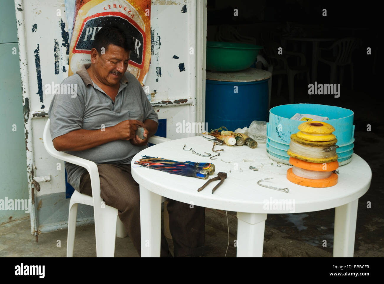 Pescatore ecuadoriana opere su ami da pesca a San Mateo vicino a Manta Ecuador in Sud America Foto Stock
