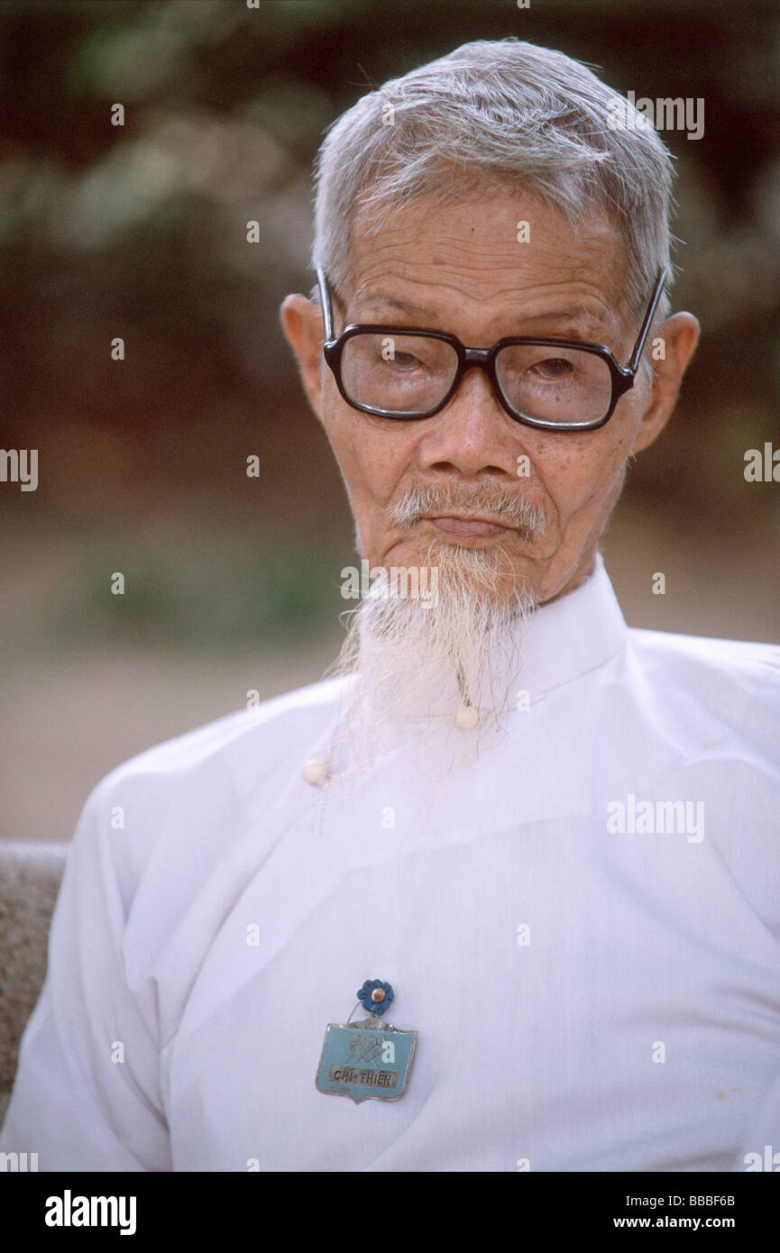 Il Vietnam, Tay Ninh, Cao Dai sacerdote in tunica bianca (close up). Foto Stock
