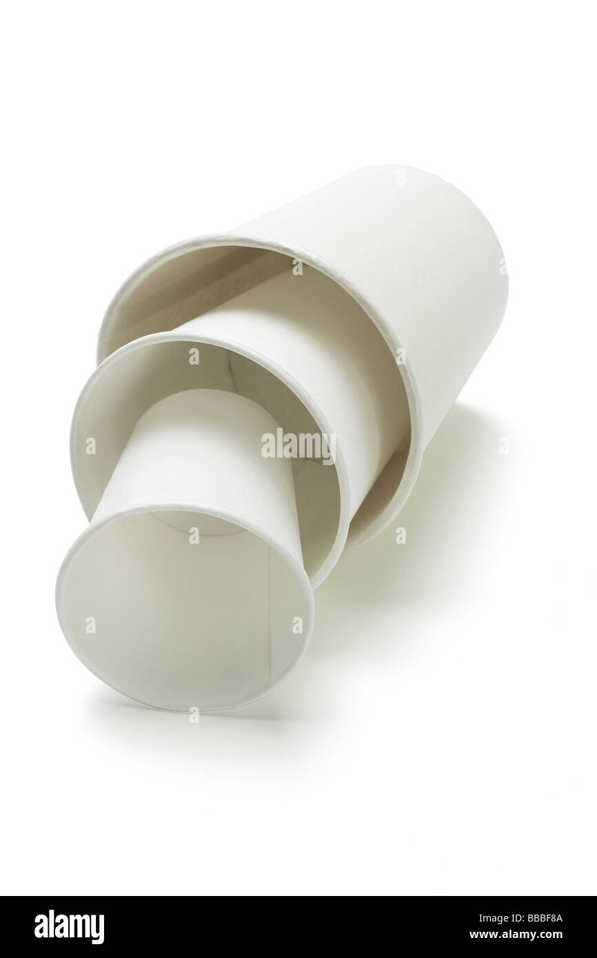 Disposizione bicchieri di carta di dimensioni diverse su sfondo bianco Foto Stock