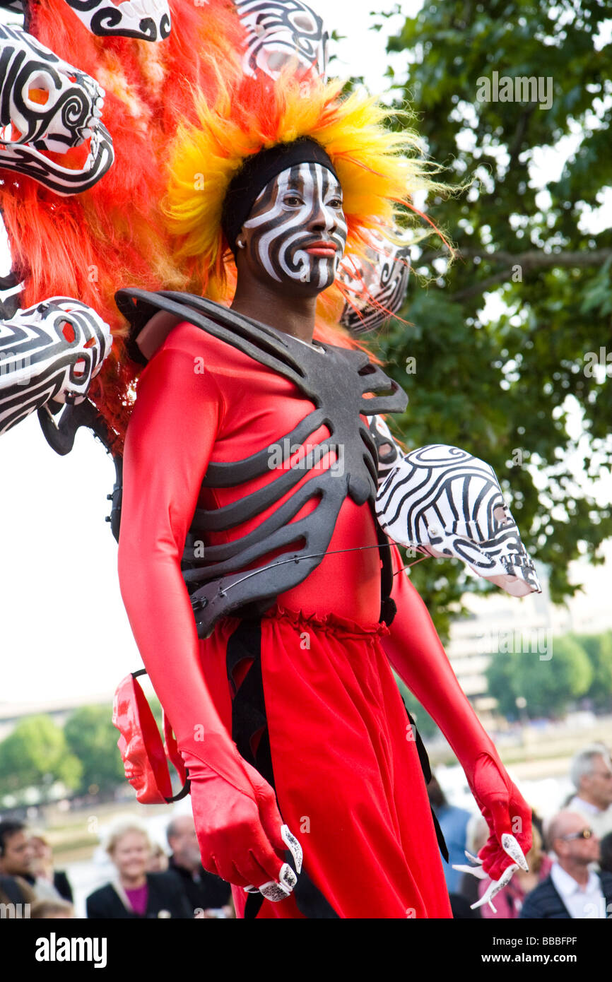 Un attore in costume elaborato prendendo parte alla Thames Festival carnevale di notte a Londra REGNO UNITO Foto Stock