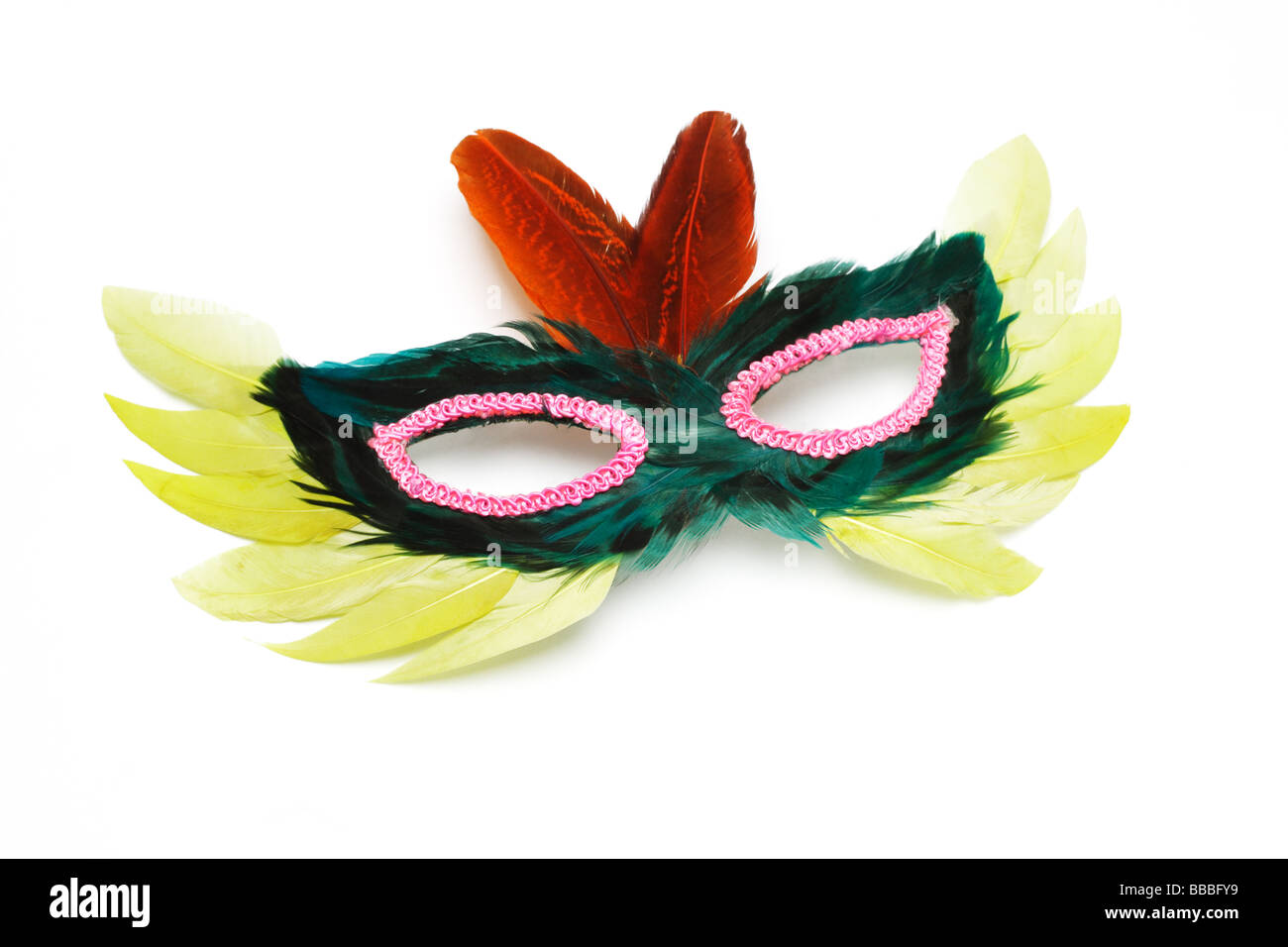 Parte la maschera per il viso decorato con piume colorate su sfondo bianco Foto Stock