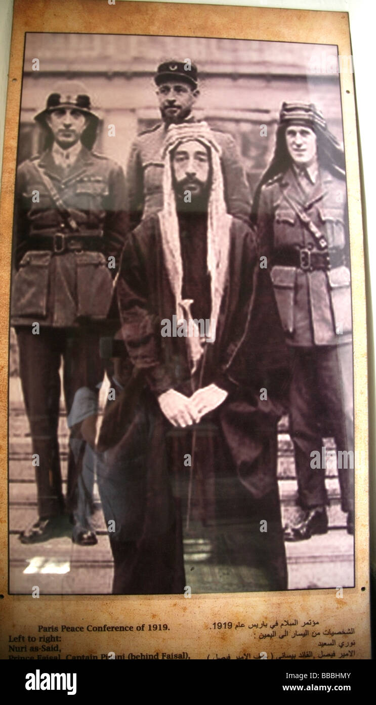 Bianco & Nero Foto di T. E. Laurence in occasione della conferenza di Parigi del 1919 appeso a una parete in Azem Palace Damasco. Foto Stock
