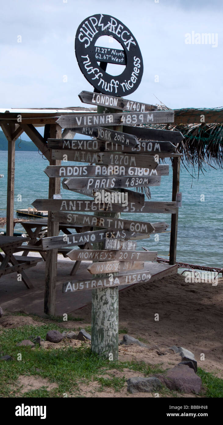 Naufragio Beach Bar mondo punti driftwood segno posto a sud frati Beach St Kitts dei Caraibi Foto Stock