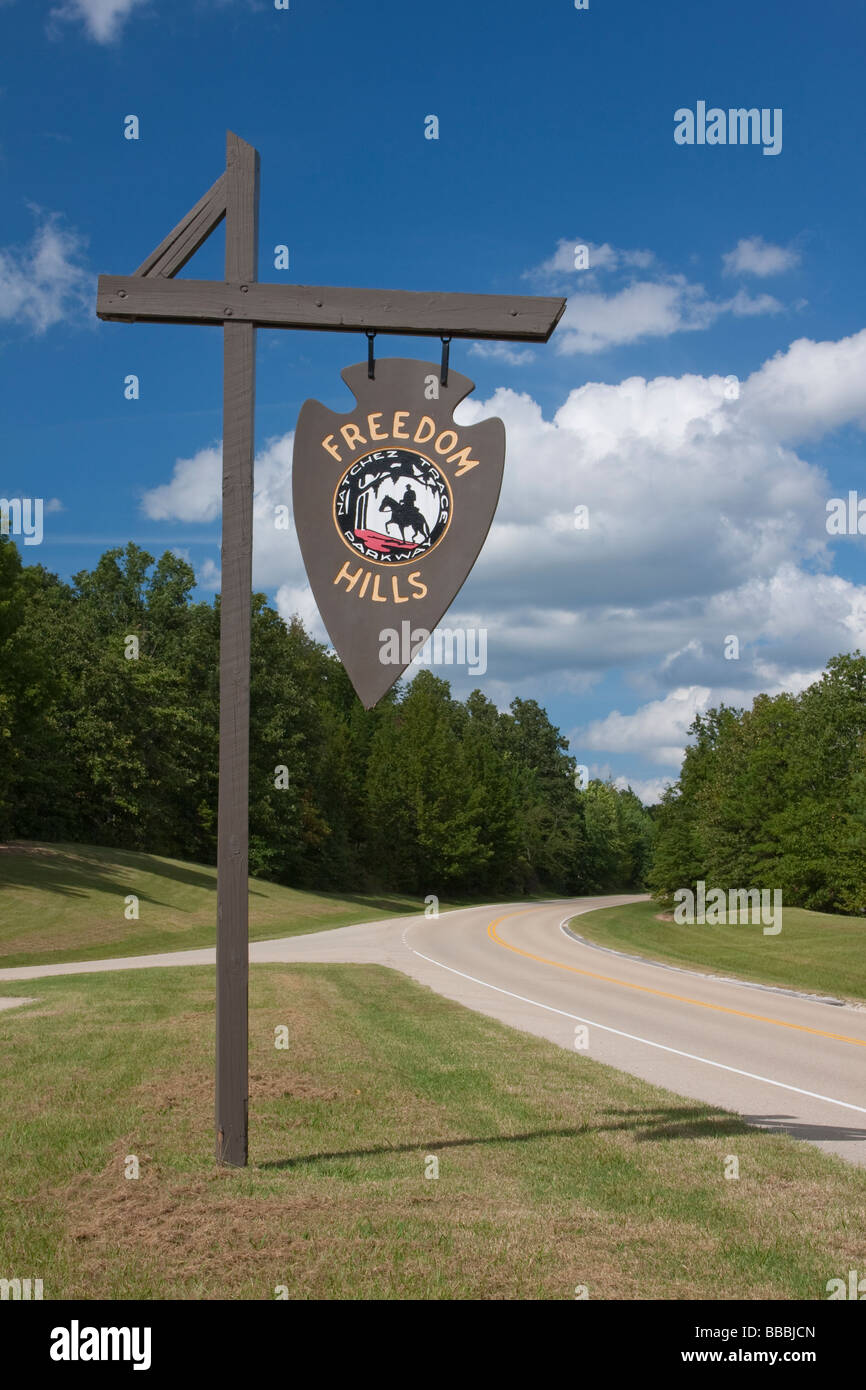 Natchez Trace Parkway, libertà colline segnavia, Alabama, Miglio 317. Foto Stock