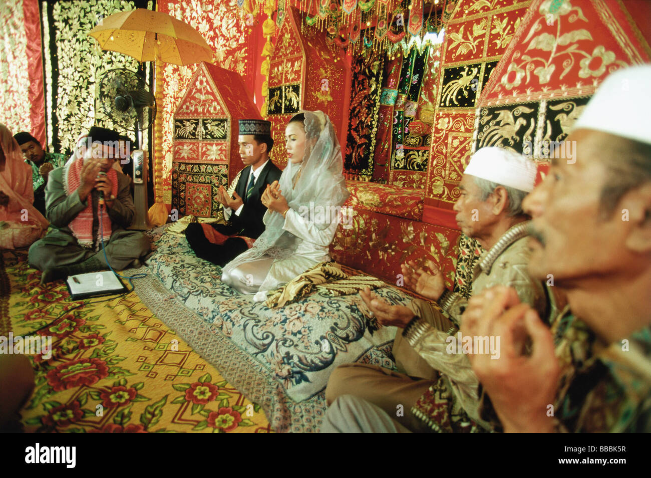 Indonesia, un chierico musulmano la lettura del Corano per legare la sposa e lo sposo in matrimonio. Foto Stock