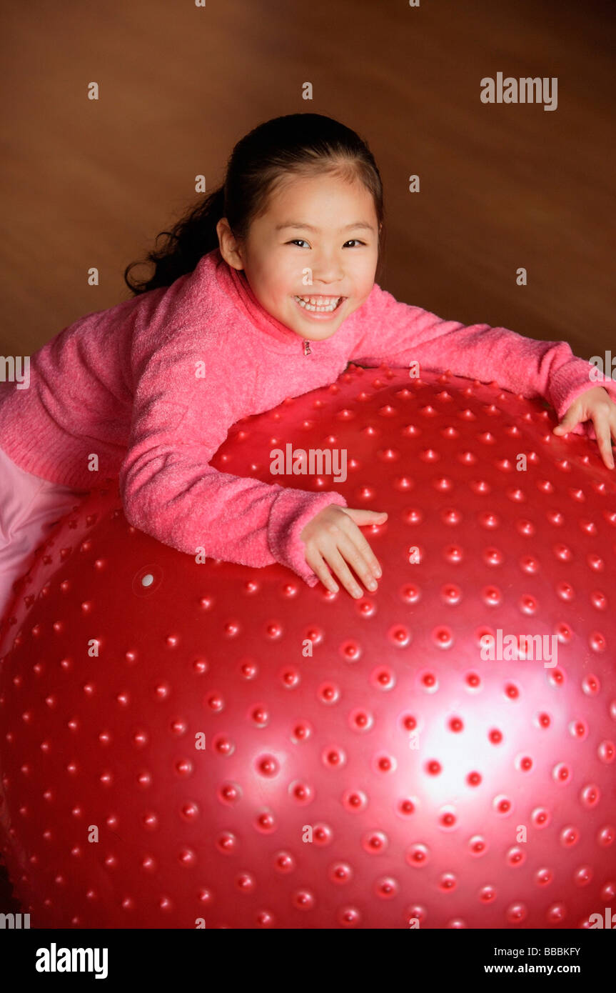 Due ragazze appoggiata su sfere, guardando ogni altro Foto Stock