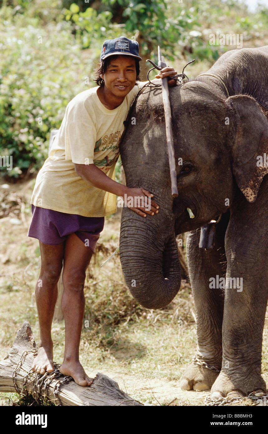 Il Vietnam, Ban Dong, Highlands Centrali, l'uomo con elefante Foto Stock