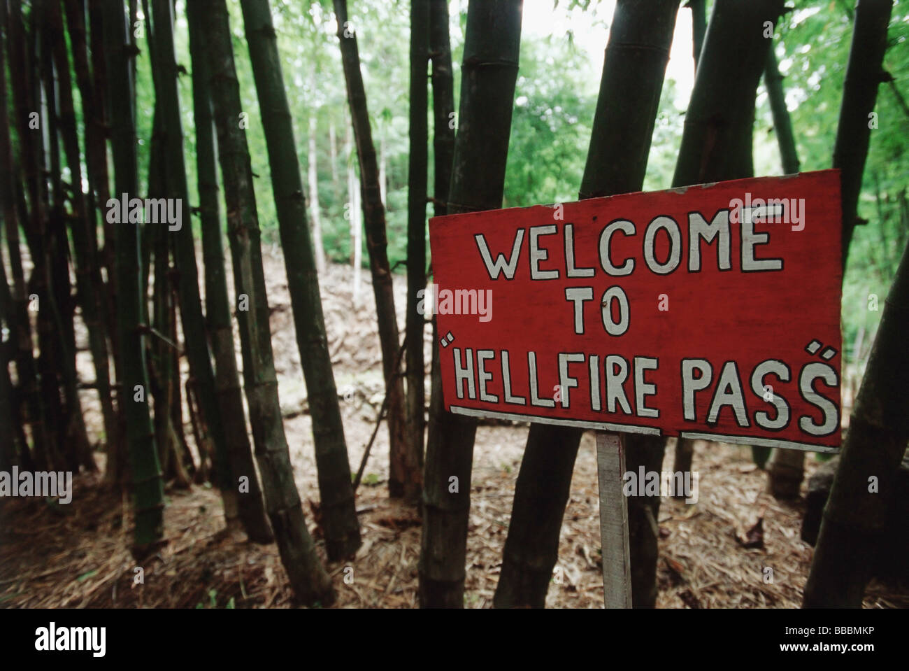 Thailandia, Kanchanaburi, Hellfire Pass, un dipinte a mano e firmare accoglie i visitatori all'inizio dell'Hellfire Pass trail. Foto Stock