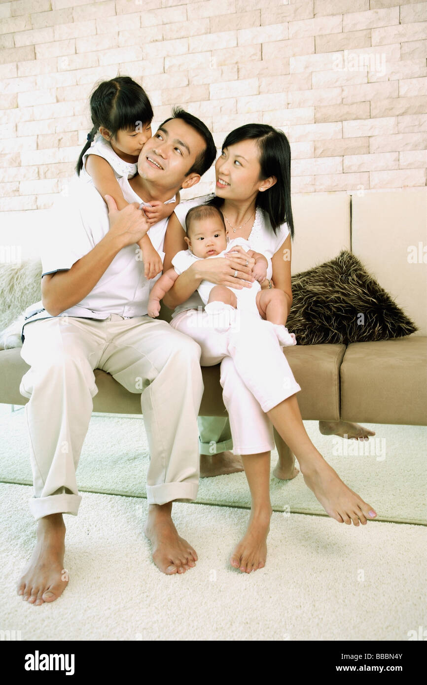 Famiglia con due bambini in soggiorno Foto Stock