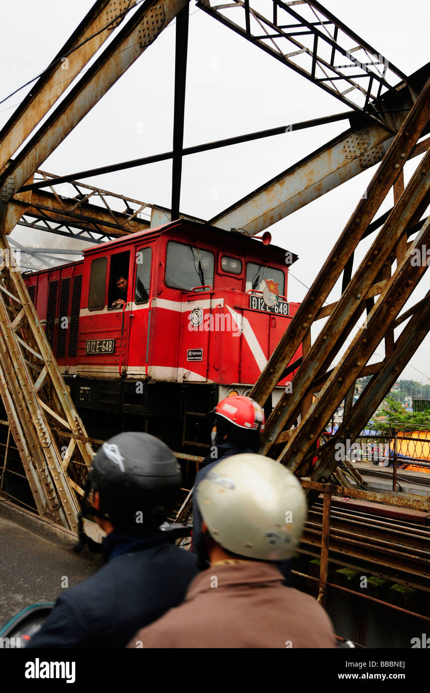 Treno sul ponte Longbien, Hanoi, Vietnam. Foto Stock