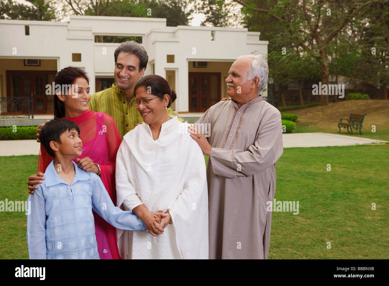 La famiglia di fronte a casa Foto Stock