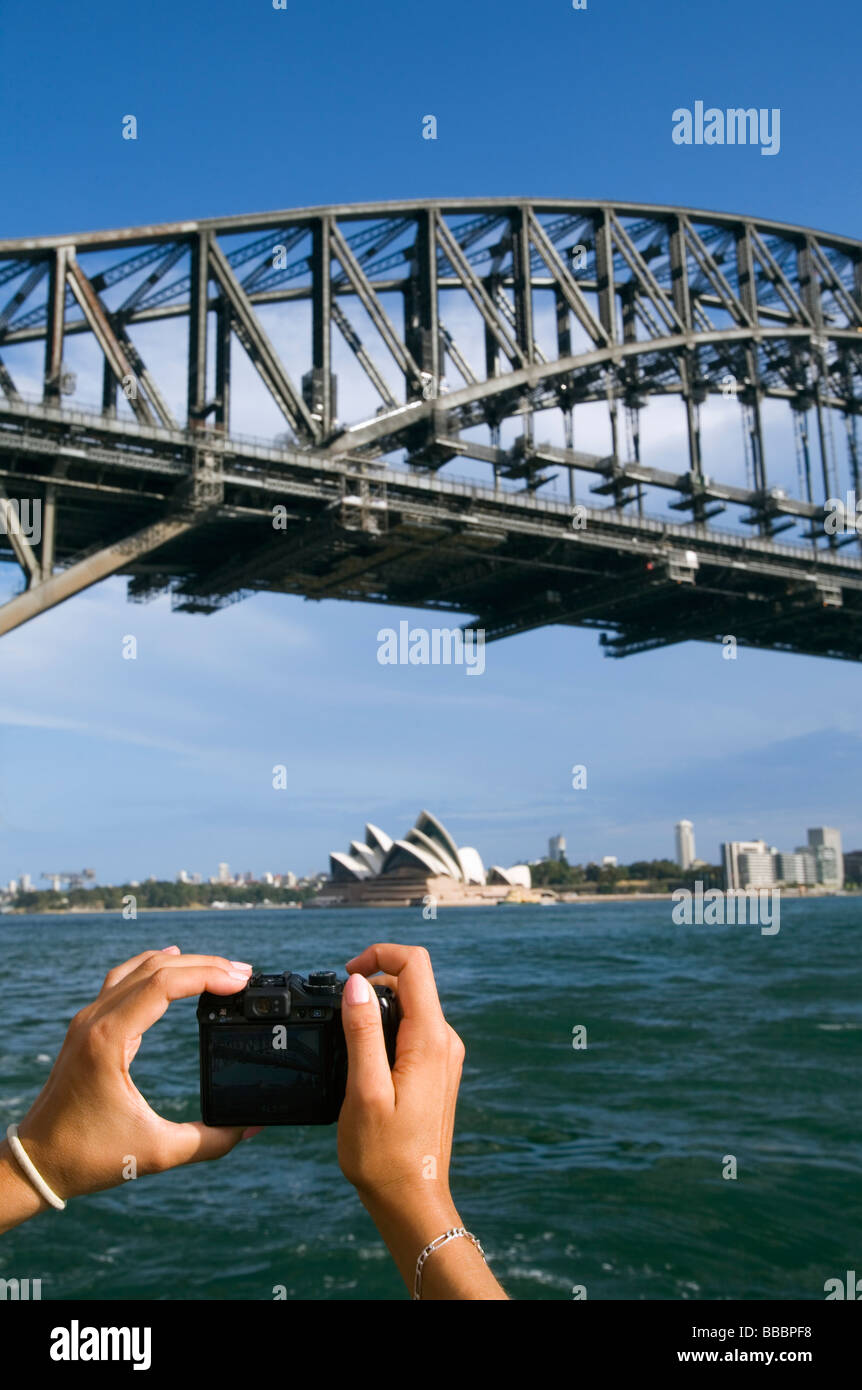 Fotografare la Sydney Opera House e Harbour Bridge in Milsons Point. Sydney, Nuovo Galles del Sud, Australia Foto Stock