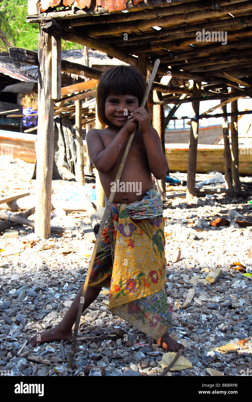 Moken ragazza con manico a Koh Khao,ranong, nel sud della Thailandia. Foto Stock