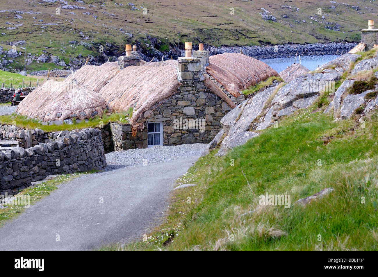Con il tetto di paglia tradizionali blackhouse/s dell'isola di Lewis a Gearrannan village, Carloway, Western Isles, Scozia Foto Stock