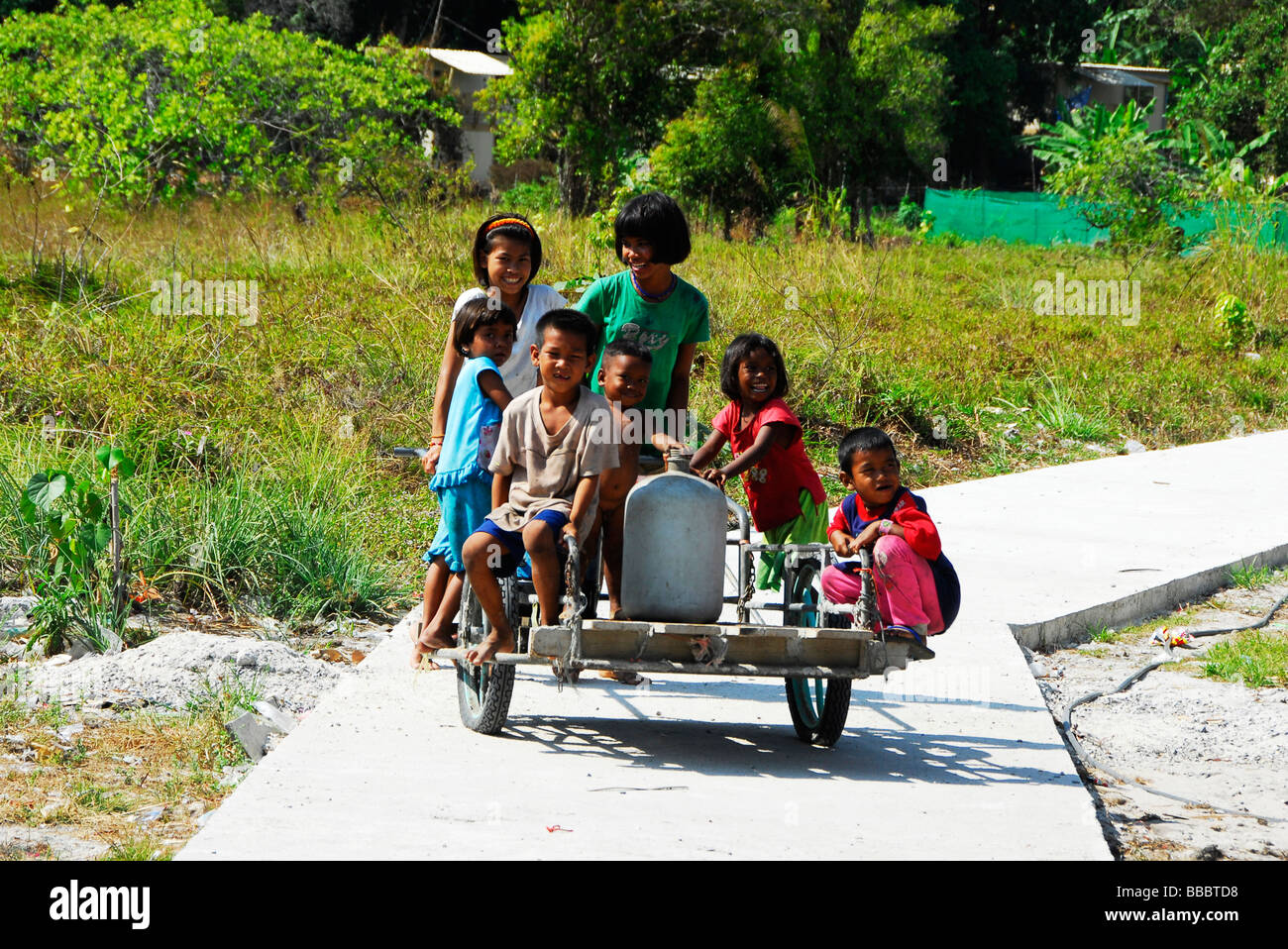 Bambini Moken nel cast a Koh Phayam payam, ranong, nel sud della Thailandia. Foto Stock