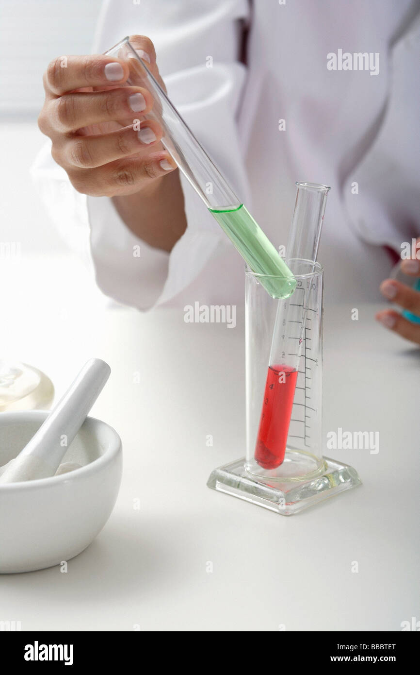 Scienziato con vile Foto Stock