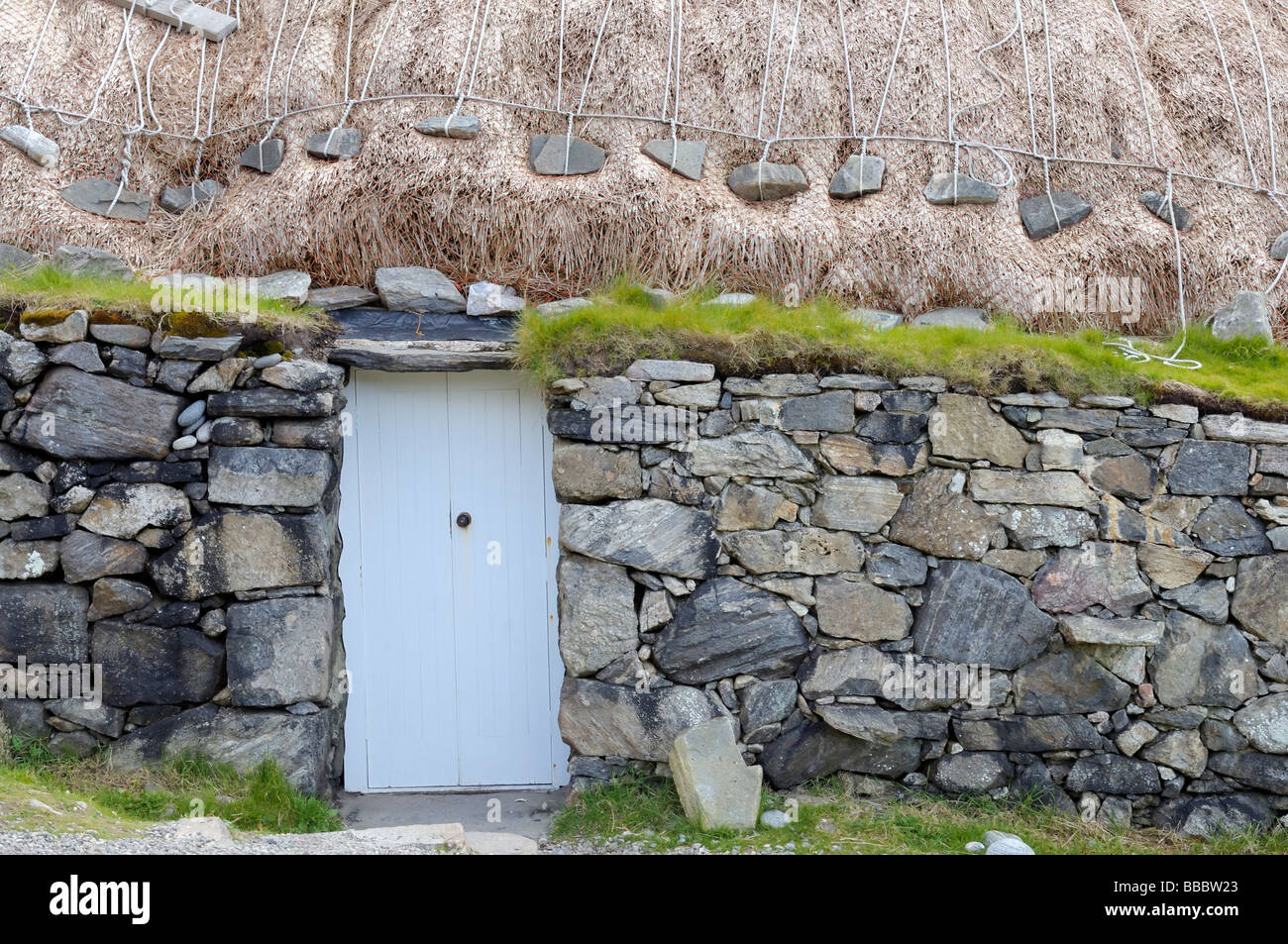 Con il tetto di paglia tradizionali blackhouse/s dell'isola di Lewis a Gearrannan village, Carloway, Western Isles, Scozia Foto Stock