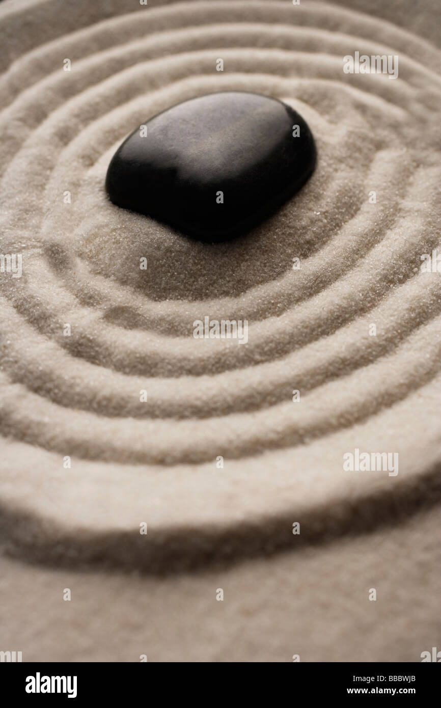 Vista dettagliata del giardino zen pebble dettaglio sulla sabbia rastrellata Foto Stock