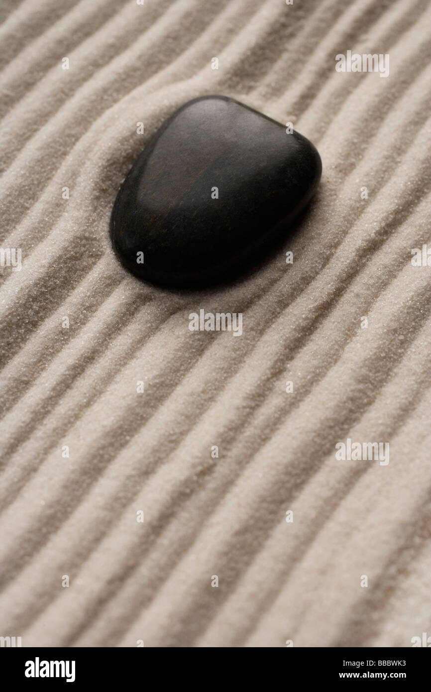 Vista dettagliata del giardino zen pebble dettaglio sulla sabbia rastrellata Foto Stock