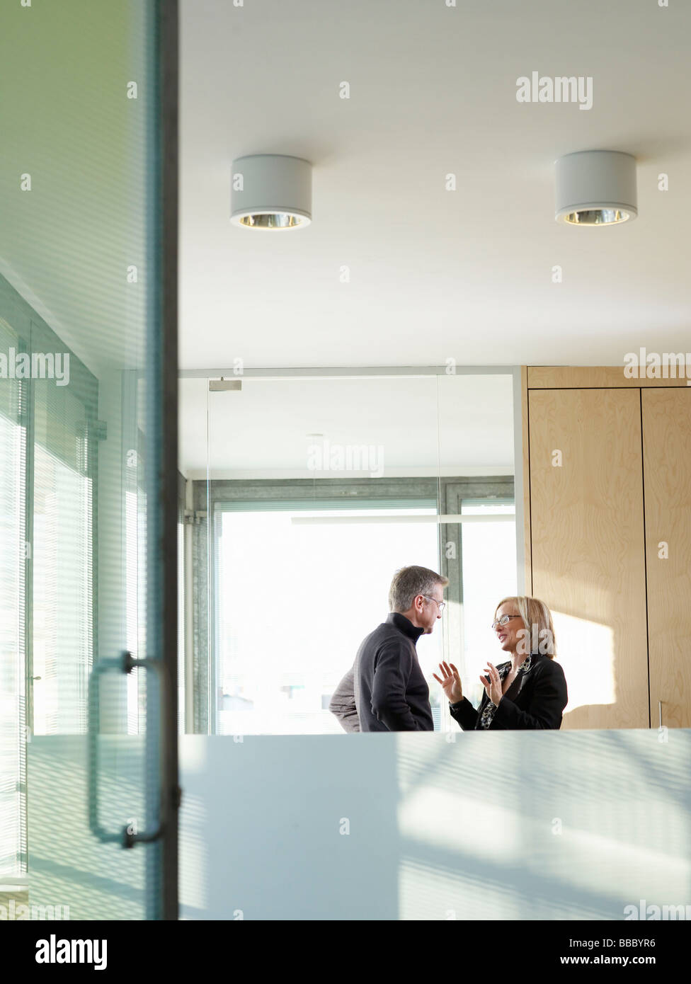 L uomo e la donna interagire Foto Stock