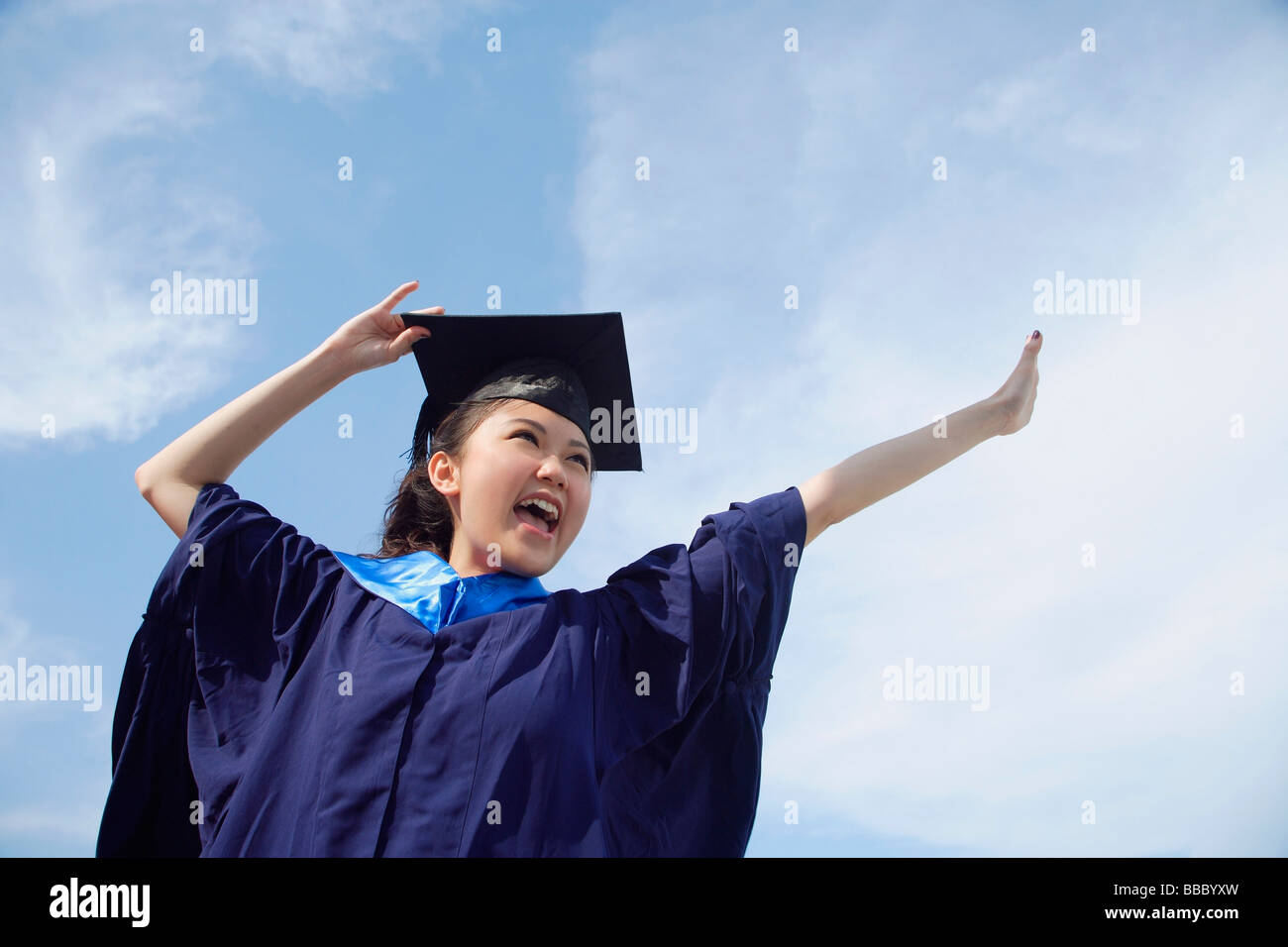 Studente universitario in veste di graduazione il tifo Foto Stock