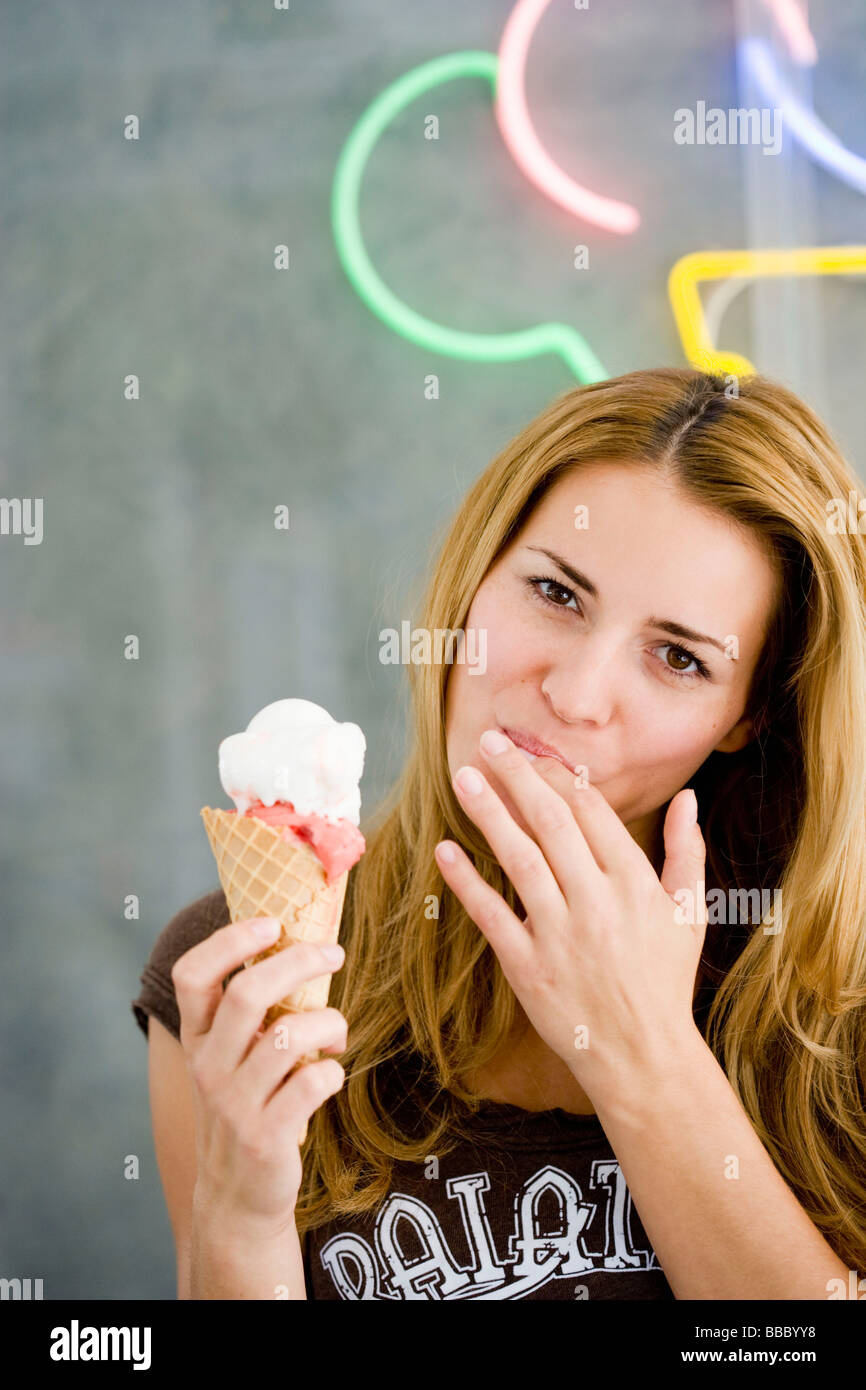 Giovane donna con gelato-cono Foto Stock