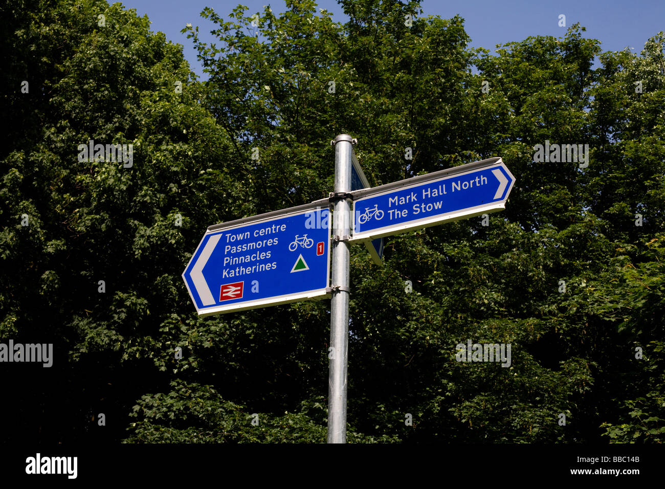 Segno direzionale su un ciclo di modo in Harlow Essex che mostra la strada per la città dalla stazione ferroviaria e dal centro città Foto Stock