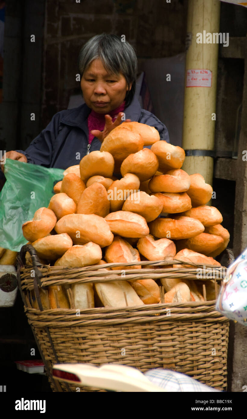 Pane fresco Francese del venditore nel vecchio quartiere, Hanoi, Vietnam. Foto Stock