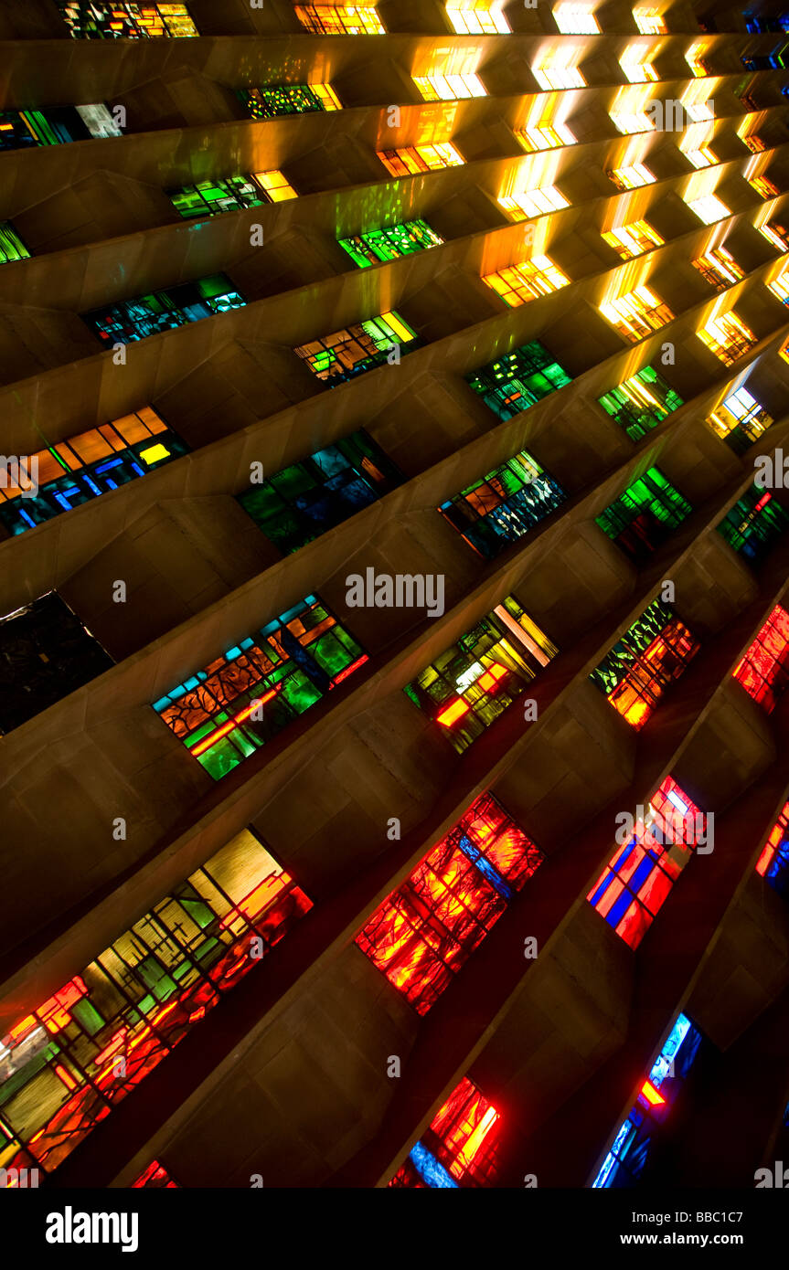 Le finestre di vetro macchiate all'interno di Coventry Cathedral progettato dall'artista John Piper in Coventry Regno Unito Foto Stock