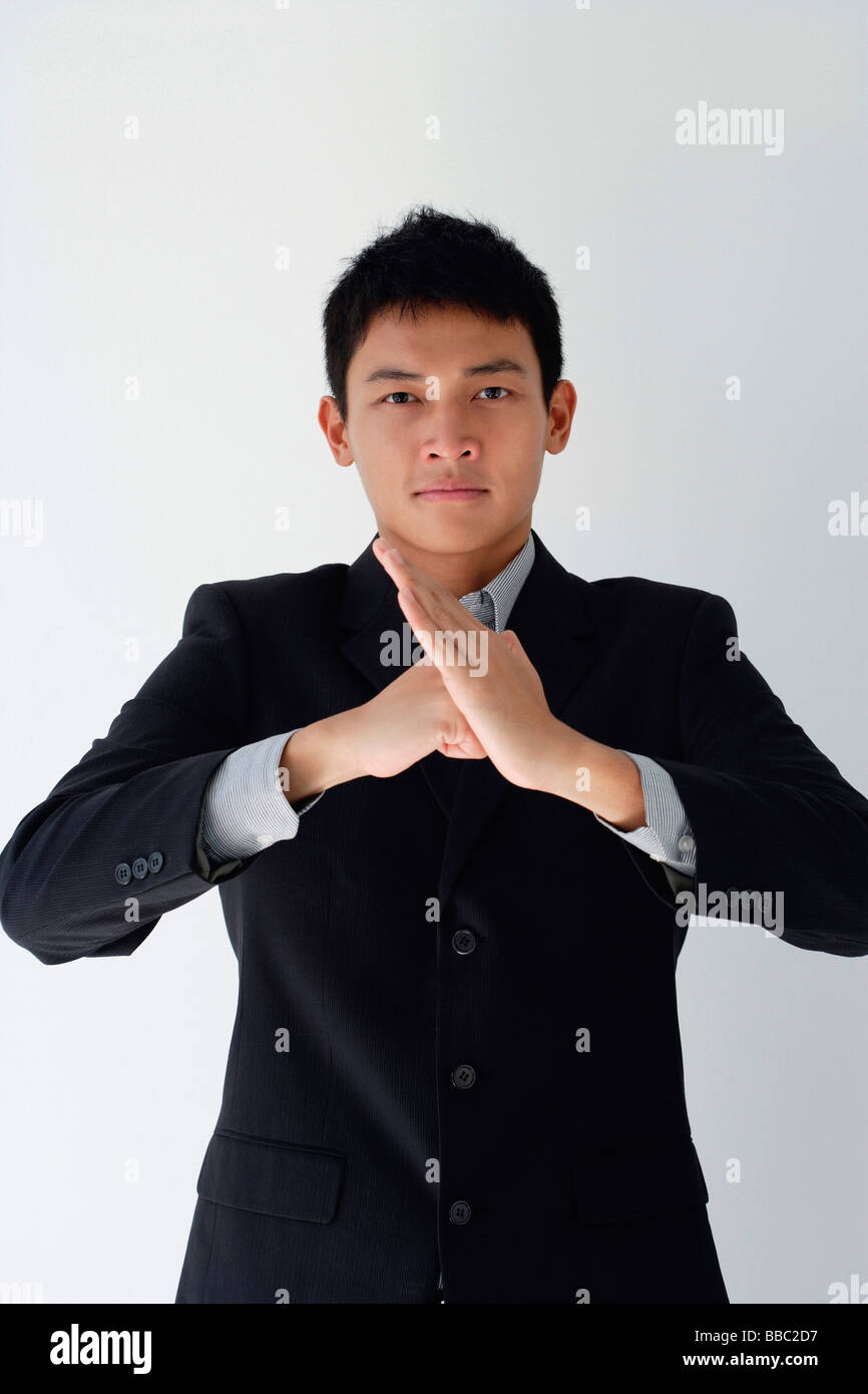 Un uomo in un business suit fa un gesto minaccioso Foto Stock