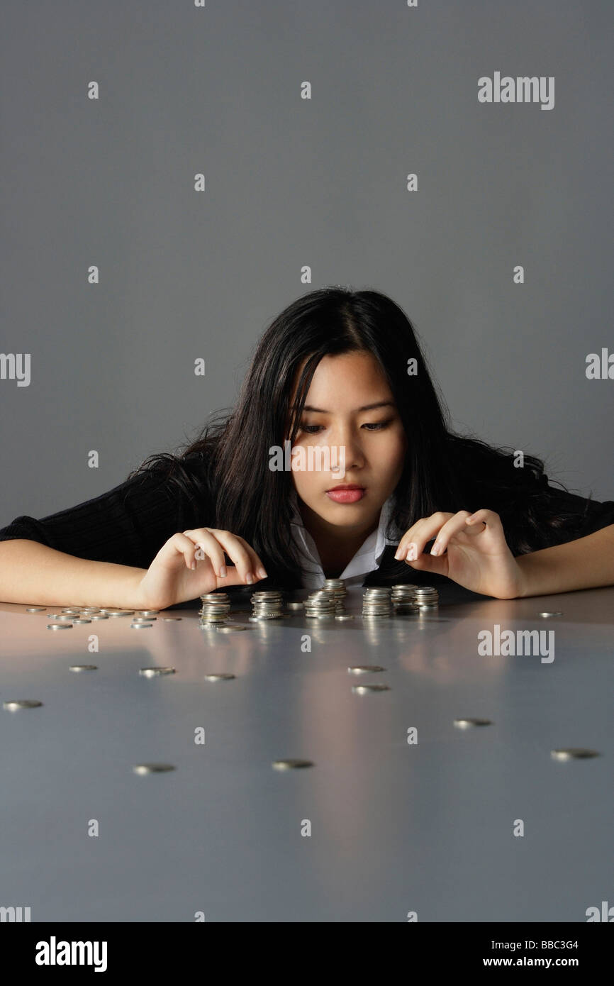 Giovane donna cinese conteggiare denaro Foto Stock