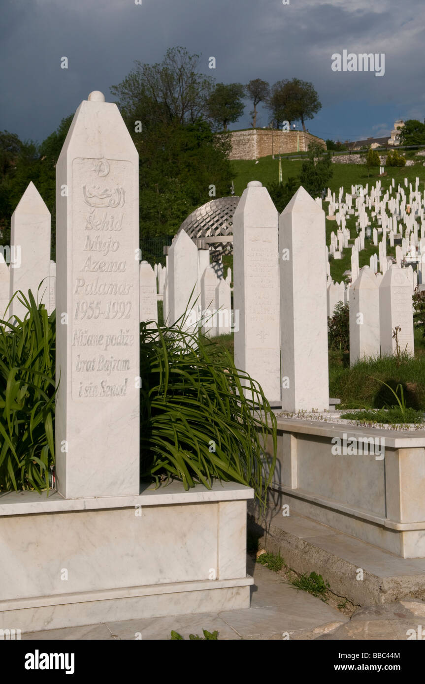 Tombe di martiri Memorial Cemetery Kovaci per vittime di guerra a Stari Gradi district, Sarajevo capitale della Bosnia Erzegovina Foto Stock