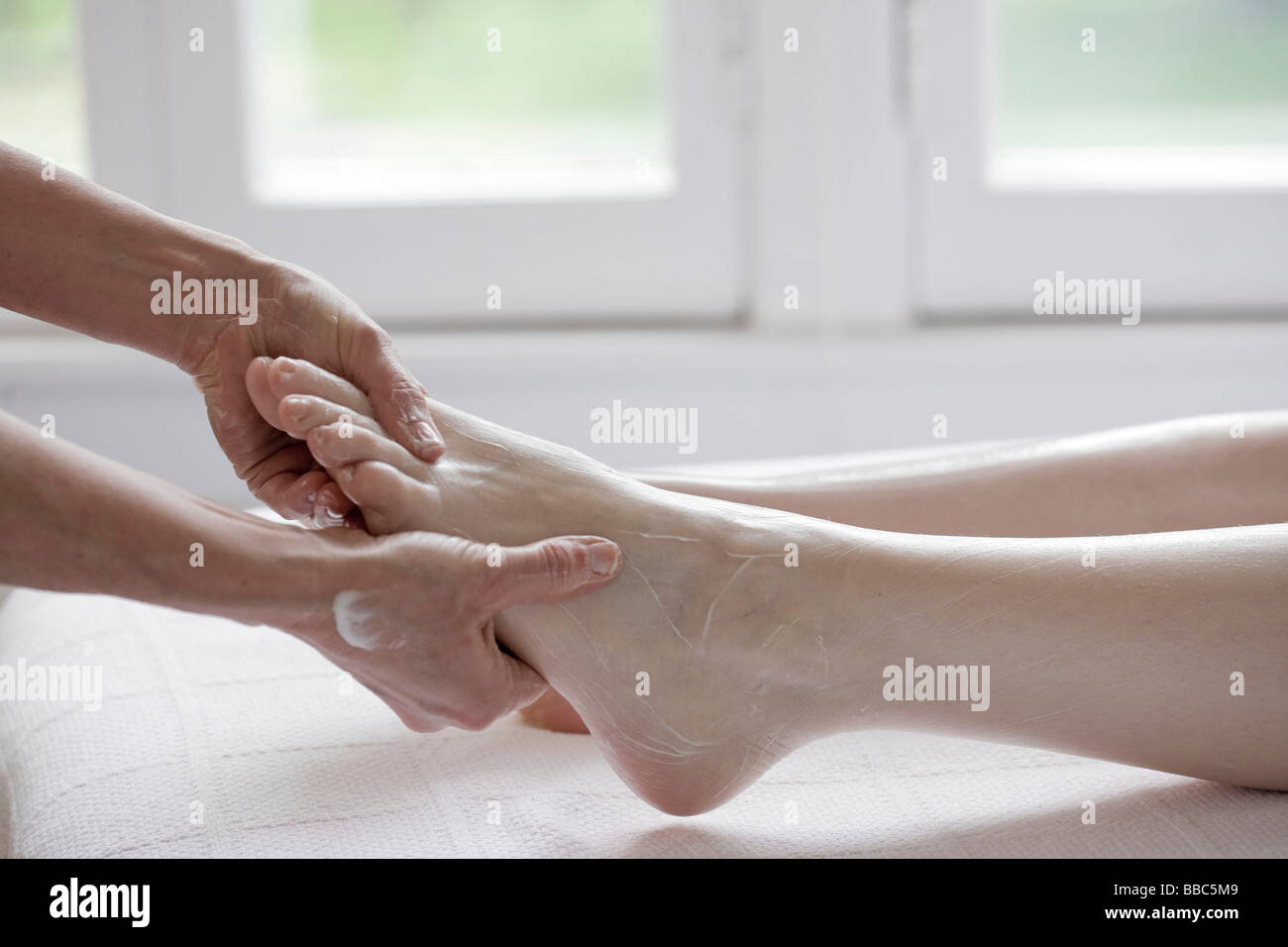 Donna con spa pedicure Foto Stock