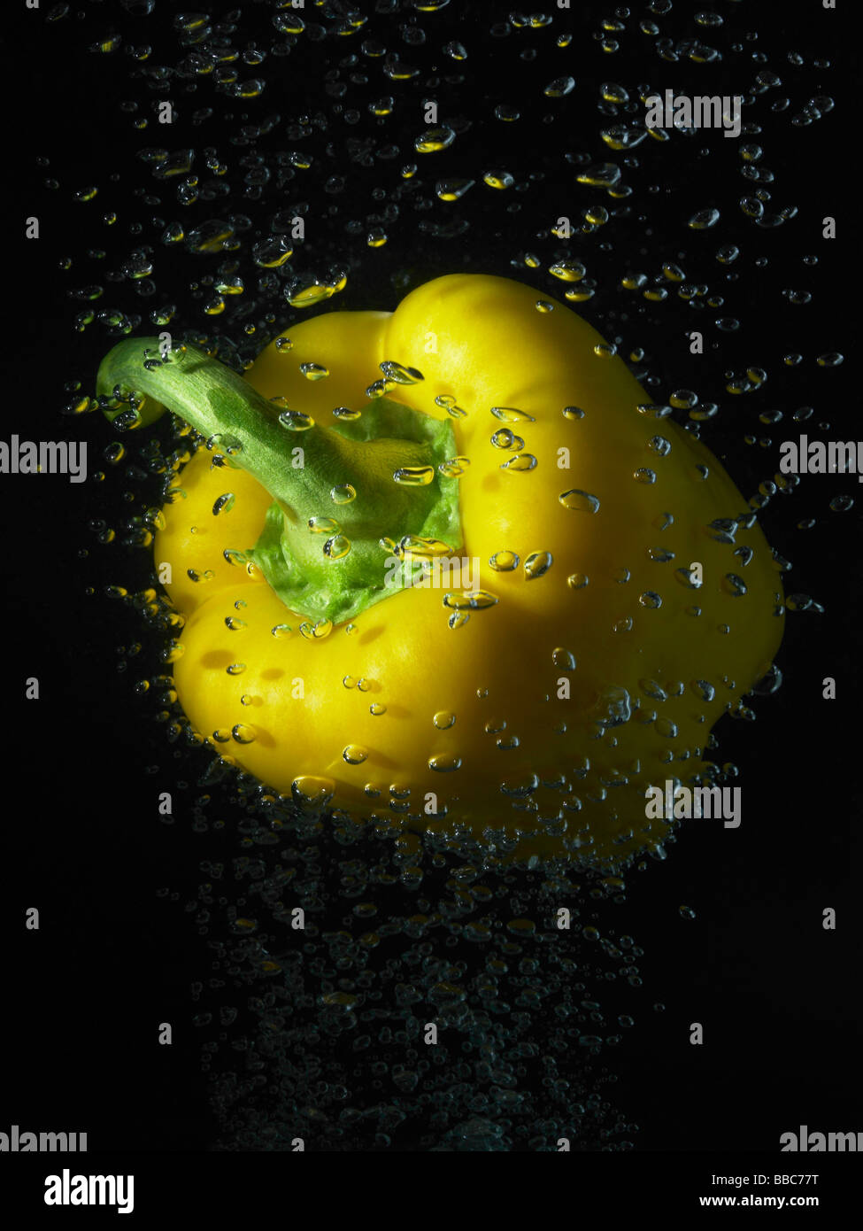 Il peperone giallo in bolle di acqua Foto Stock
