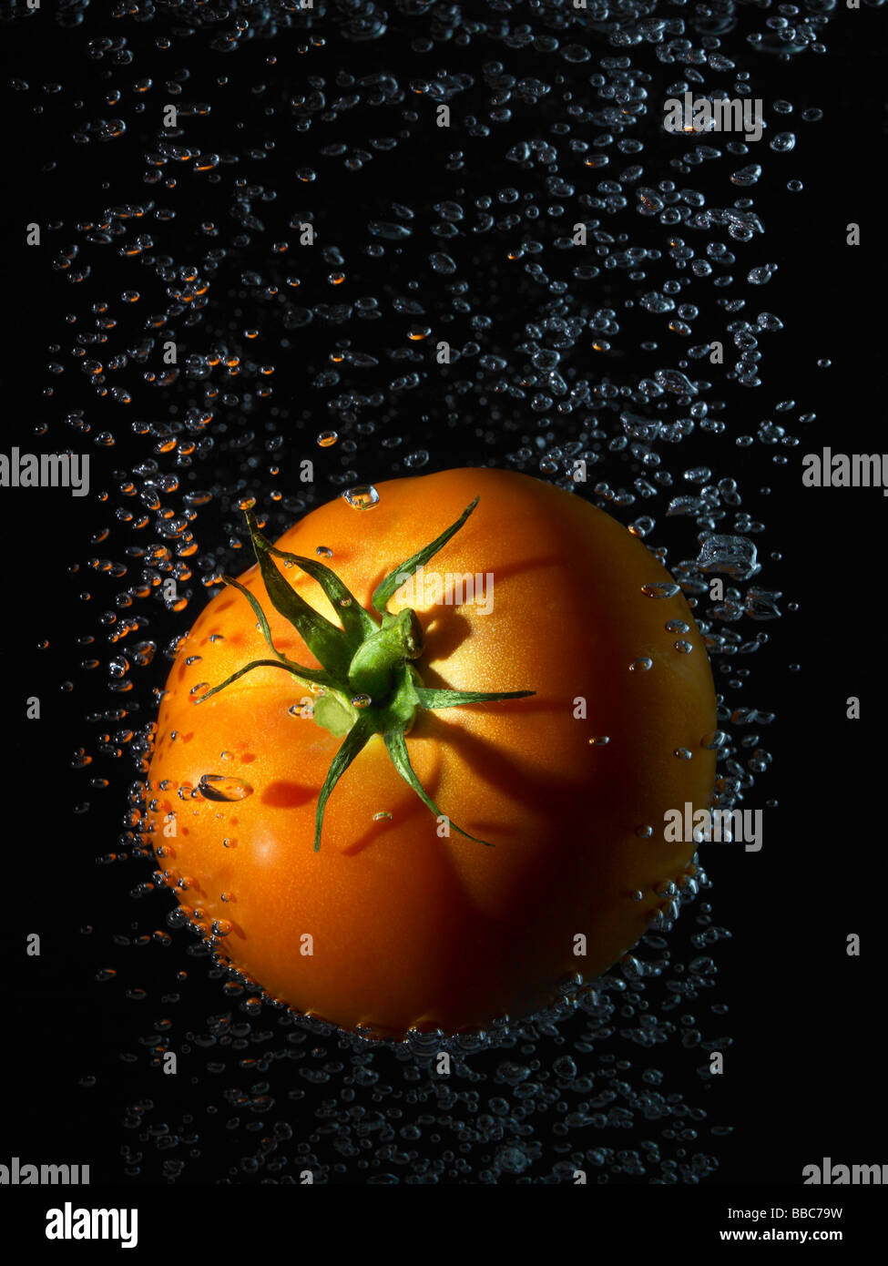 Salsa di pomodoro in acqua, sfondo nero Foto Stock
