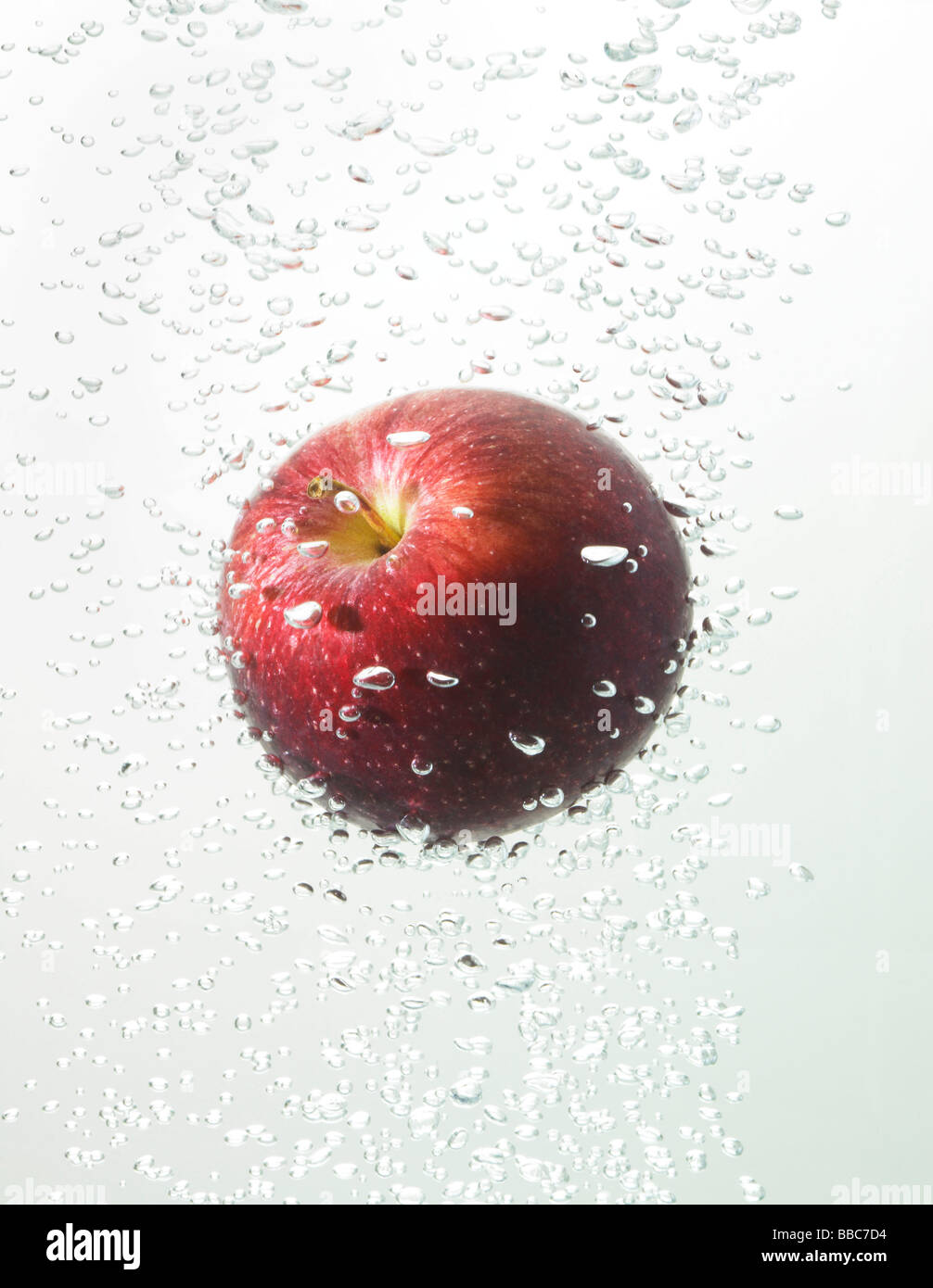 Apple in bolle di acqua Foto Stock