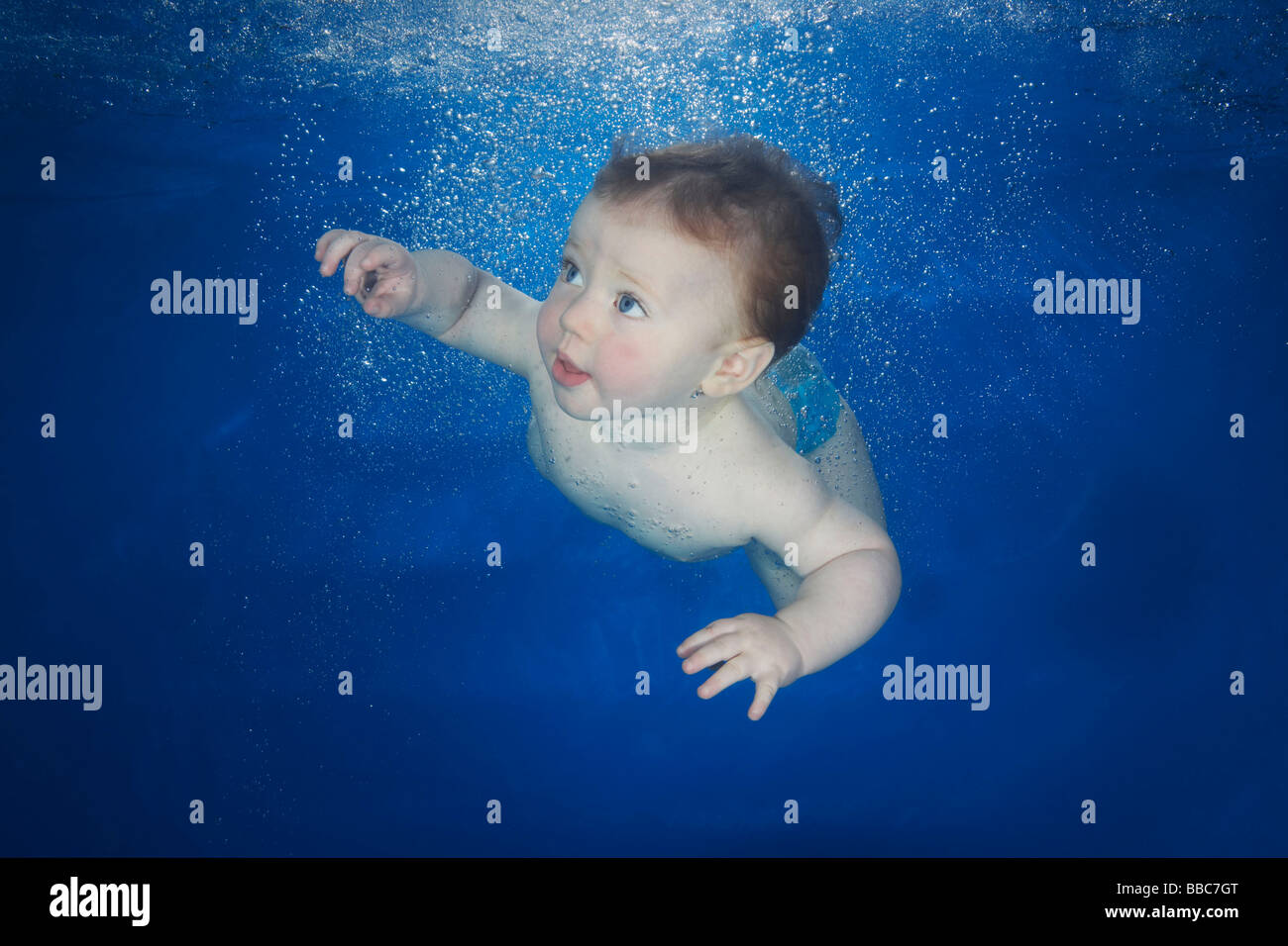 Piccolo Ragazzo nuoto sott'acqua Foto Stock