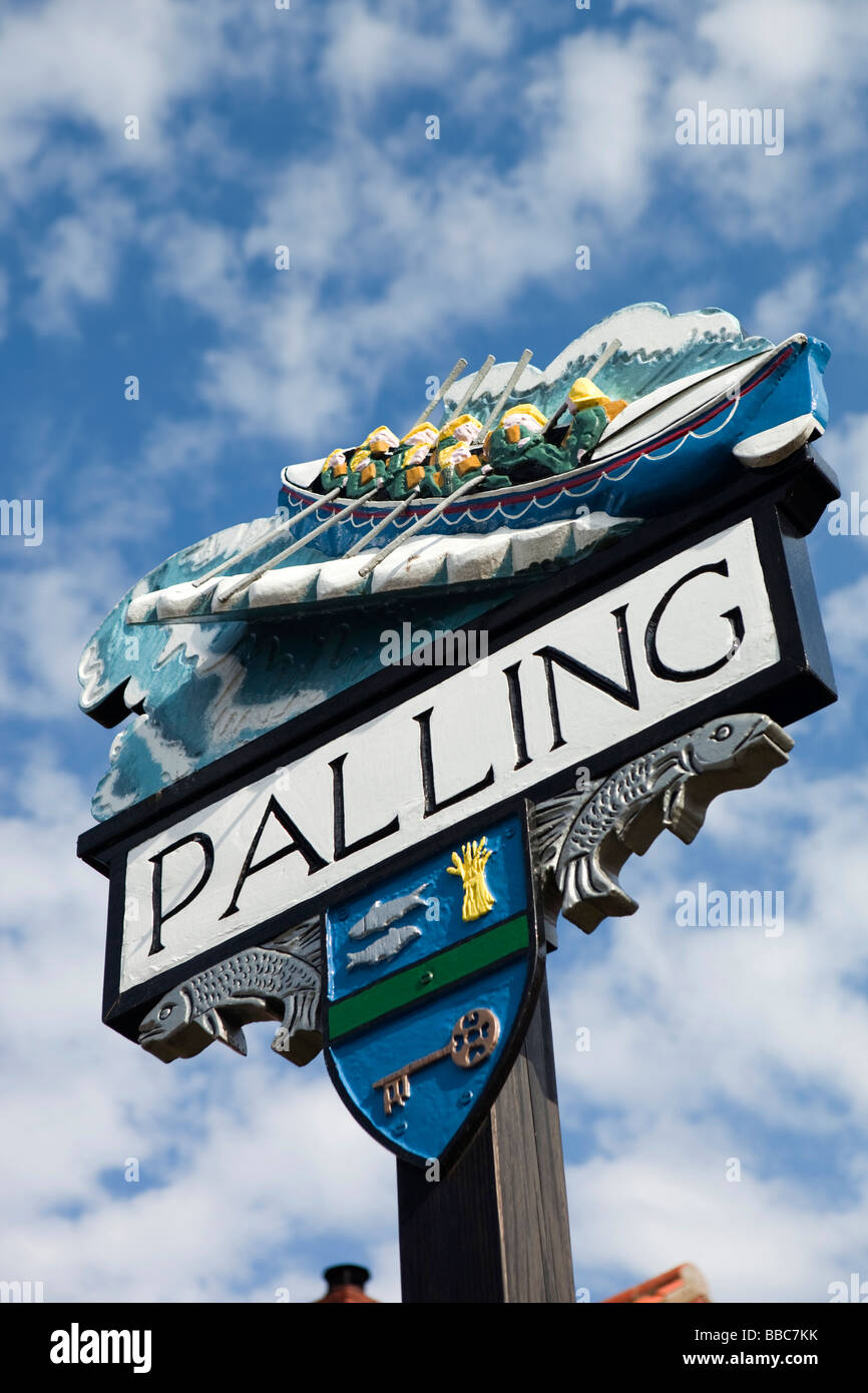 Regno Unito Inghilterra Norfolk mare villaggio Palling segno indicante scialuppa di salvataggio Foto Stock