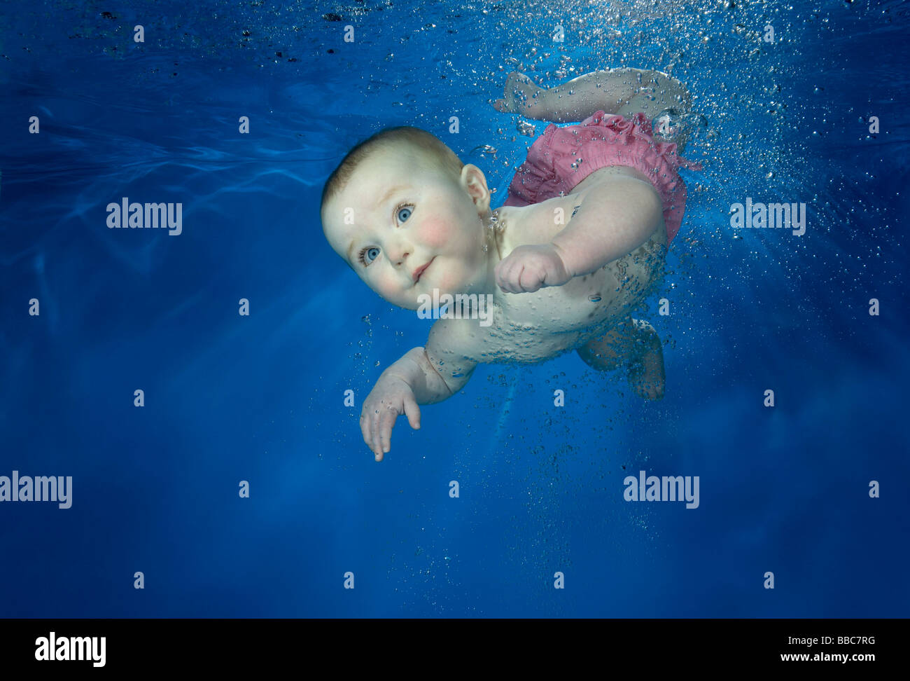 Femmina Baby nuoto sott'acqua Foto Stock