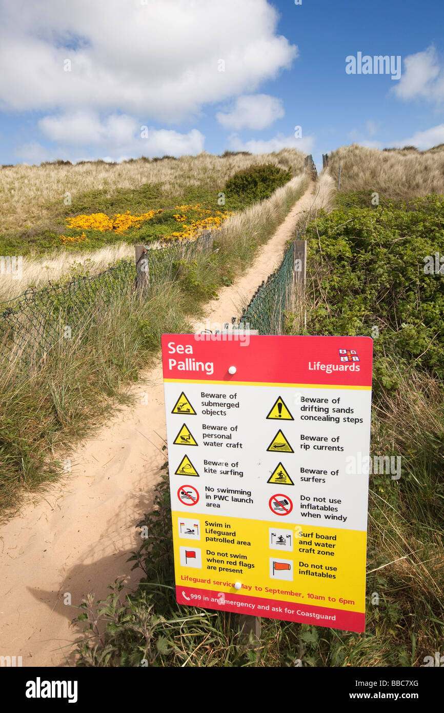 Regno Unito Inghilterra Norfolk Sea Palling sentiero attraverso le dune Spiaggia di luci di avvertimento pericolo segno Foto Stock