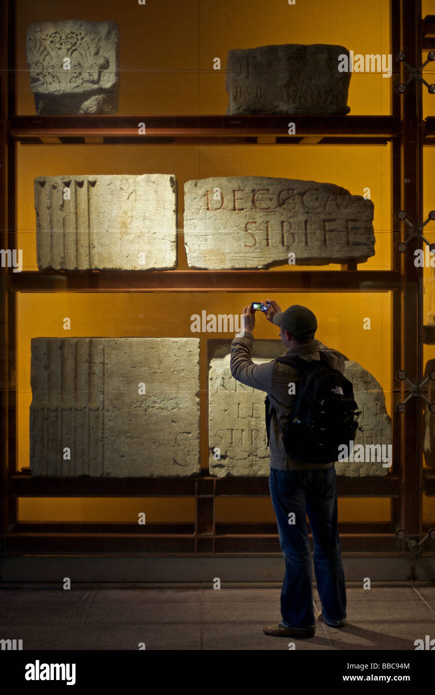 Reperti romani al Romisch-Germanische che può essere visto dai passanti senza inserire il museo, Colonia, Germania. Foto Stock