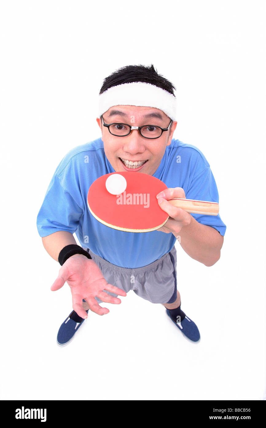 Uomo con ping-pong racket e sfera Foto Stock