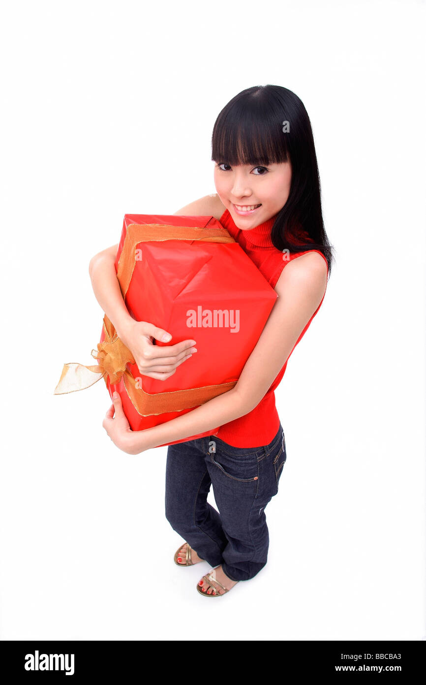 Giovane donna abbracciando Big Red in confezione regalo Foto Stock