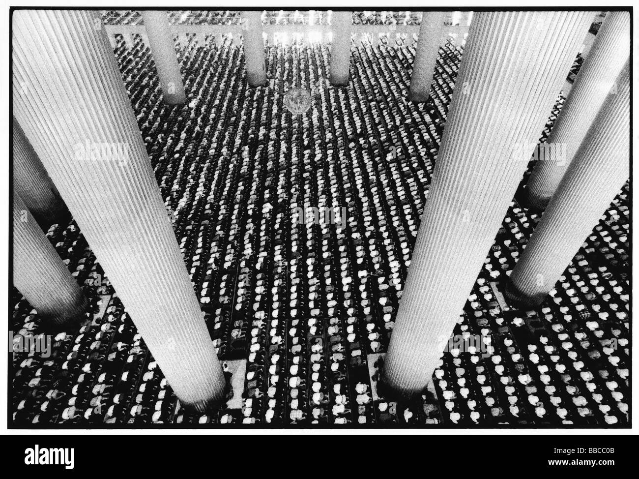 Indonesia Jakarta, la preghiera del venerdì alla Moschea Istiqlal. (Artistico granella) Foto Stock