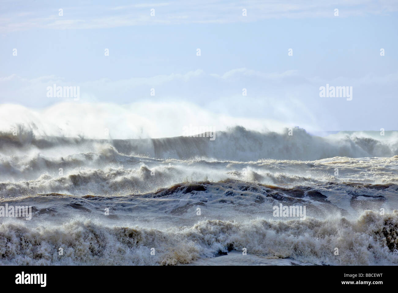 Pounding onde dopo una tempesta davanti dove l'oceano è stata montata in una schiuma Foto Stock