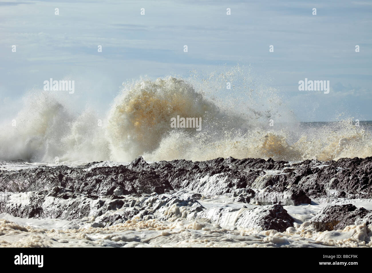 Pounding onde dopo una tempesta davanti dove l'oceano è stata montata in una schiuma Foto Stock