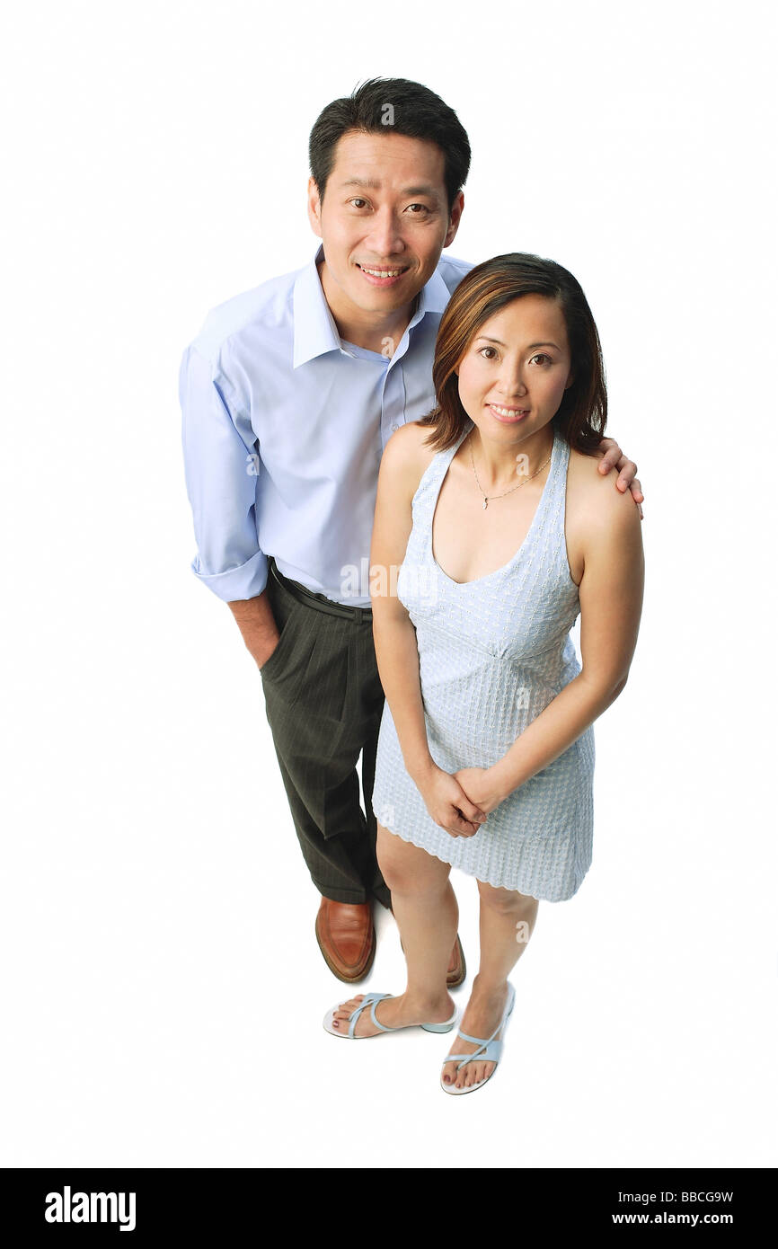 Matura in piedi, sorridente in telecamera Foto Stock