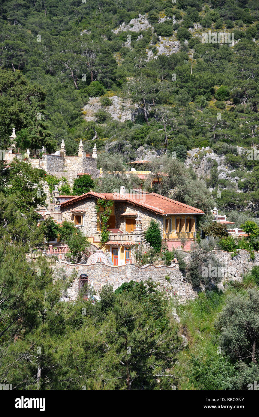 Villa sul promontorio roccioso affacciato sul mare, Olu Deniz, Turchia Foto Stock